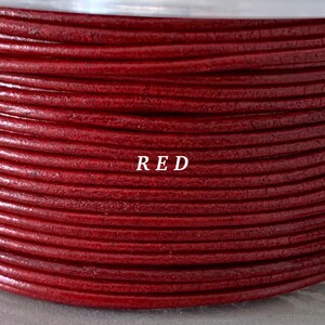 K&ouml;nnte beinhalten: Eine Spule aus rotem Lederband. Das Band ist eng gewickelt und zeigt eine strukturierte Oberfl&auml;che. Das Wort "RED" ist wei&szlig; auf der Spule aufgedruckt. Dieses Band eignet sich f&uuml;r Schmuckherstellung und Basteln.