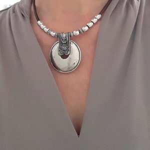 Bijoux ethniques pour femmes, collier de perles en argent antique, bijoux Boho, collier en cuir, look de tous les jours, style libre africain, cadeau pour elle image 5