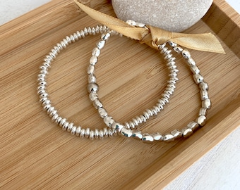 Conjunto de pulseiras de contas prateadas, pulseiras de bolinhas prateadas, pulseiras elásticas prateadas femininas, estilo boho, presentes de aniversário acessíveis para mulheres.
