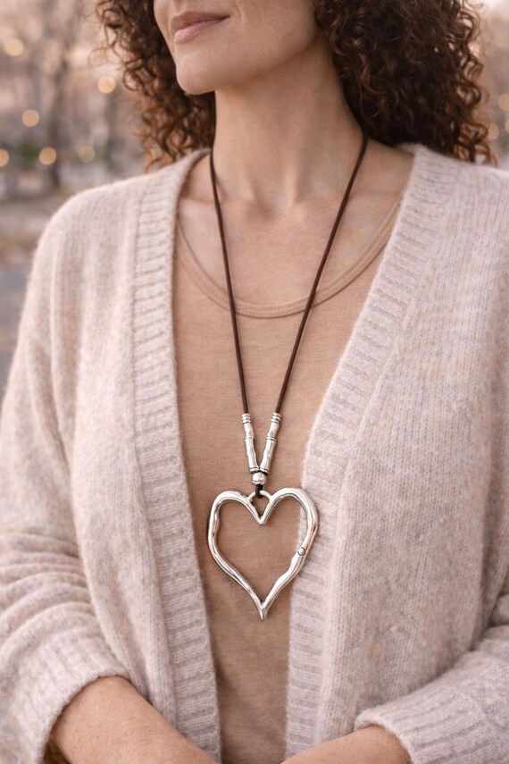Ciondolo a forma di cuore placcato oro, argento 925, in una collana a catena e cordino di seta. - Italia