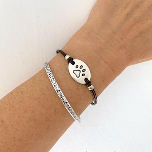 Bracelet imprimé patte de chat, bracelet patte de chien, bracelet patte d&#39;argent, bracelet en cuir maigre, bracelet unisexe, cadeau amour pour animal de compagnie, cadeau pour propriétaire de chien