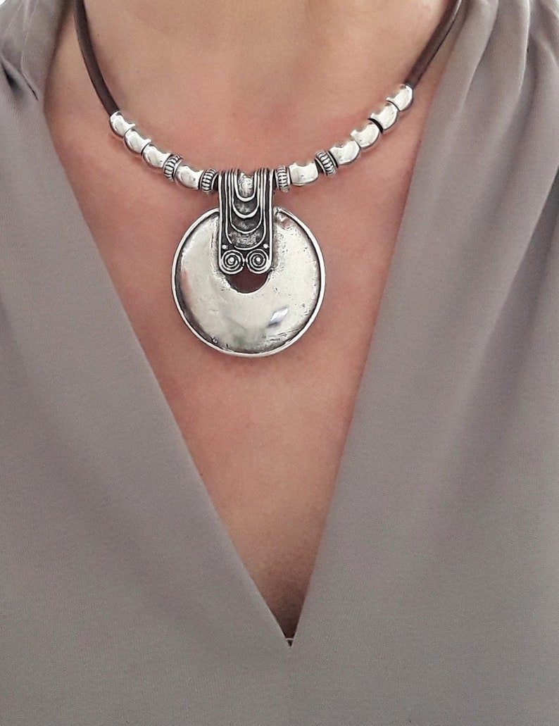 Bijoux ethniques pour femmes, collier de perles en argent antique, bijoux Boho, collier en cuir, look de tous les jours, style libre africain, cadeau pour elle image 1