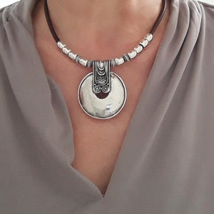 Bijoux ethniques pour femmes, collier de perles en argent antique, bijoux Boho, collier en cuir, look de tous les jours, style libre africain, cadeau pour elle image 3