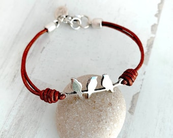 Bracciale con uccelli, Bracciale sottile in pelle con uccelli in argento, Bracciale con uccelli in argento, Regalo per damigella d'onore, Gioielli per amanti degli uccelli della natura, Regalo per lei