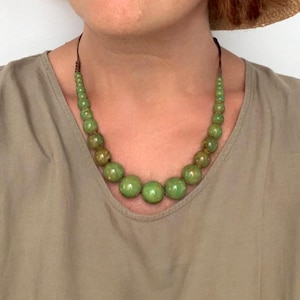 Handgemachte Keramik Halskette, Boho Schmuck für Frauen, Geschenk für sie, lange Artisan Keramik Perlen Halskette, einstellbare Länge, ethnische Halskette