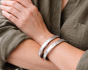 Gehamerde verzilverde open manchetarmband: stapelbare boho-armband