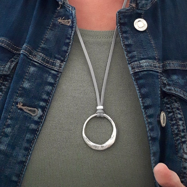 Pendentif Loop Silver Circle, Collier bague, Collier de lunettes en cuir, Cadeau d’anniversaire pour elle, Cadeau de maman, Merci, Cadeau pour tante