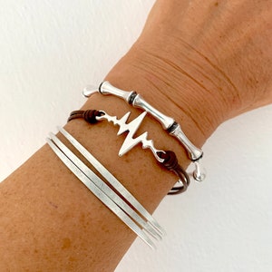 Hjärtslagsarmband, Silverfärgat hjärtslagssmalt läderarmband, Silverfärgat elektrokardiogramarmband, RN-armband, Medicinska smycken, Present till henne