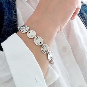 Silber Kettenarmband, Silberarmband, Armband aus gehämmerten Kreisen, Armband aus Silber mit Knebelverschluss, Boho, Damenarmband, Weihnachtsgeschenk