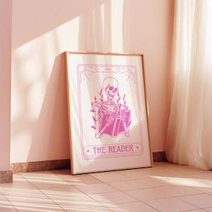 The Reader Tarot Card Pink Print, Perfektes Poster für Ihre Bibliothek oder Leseecke, tolles Geschenk für Buchliebhaber, Skelett im einfachen Stil