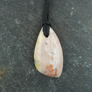 Colgante con cordón de mármol rosa de Skye, excepcional, montañas Cuillin escocesas, isla de Skye, extraído a mano.