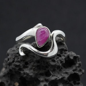 Natuurlijke roze robijn sterlingzilveren golfring, maat T-U, geboortesteen juli, GRATIS WERELDWIJDE BEZORGING