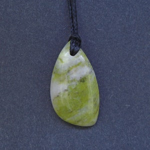 1 x Colgante Connemara - Cordón ajustable, Color natural, Buena suerte, Verde, Clifton, Oeste de Irlanda - ENTREGA MUNDIAL GRATUITA