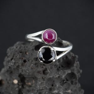 Anello regolabile in argento sterling con due pietre: rubino e spinello nero