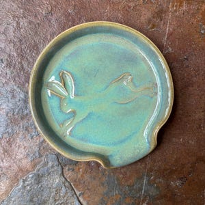 Ręcznie robiona ceramiczna podstawka pod łyżkę, wzór skaczącego zająca, zielone szkliwo, rustykalny uchwyt na chochlę z kamionki