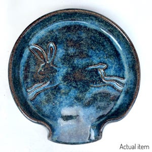 Repose-cuillère lièvre, émaux réactifs bleu foncé, porte-louche en céramique fait main, économiseur de cuisinière, cadeau, vaisselle, hygge, roue jetée