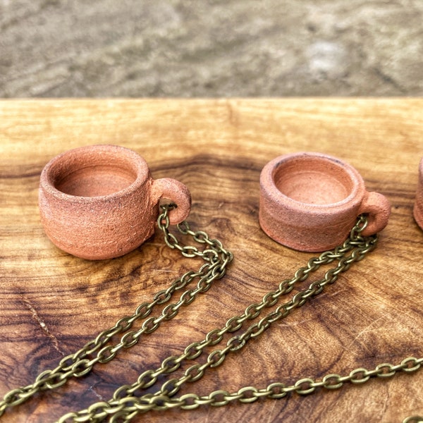 Collier diffuseur bohème en terre cuite (18 pouces), pendentif micro-tasse, mini tasse à thé en poterie rustique, cadeau unique, bijoux/bijoux en céramique, jeté