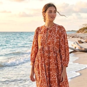 Puede incluir: Un juego de tres tazas de cerámica con un acabado moteado y mate. Las tazas son de color crema, gris claro y gris oscuro. Cada taza tiene un diseño simple y moderno, ideal para café o té.