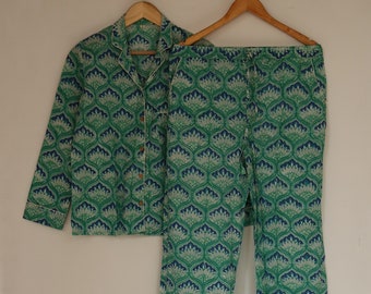 Könnte beinhalten: Ein grünes und blaues Pyjama-Set mit einem Oberteil mit Knöpfen und einer langen Hose.