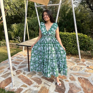 Abito in garza di cotone con stampa floreale a blocchi: scollo a V con colletto a balze