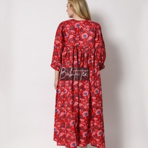 Puede incluir: Un vestido maxi rojo con estampado floral. El vestido tiene una cintura fruncida y mangas 3/4. El vestido est&aacute; hecho de algod&oacute;n y es perfecto para el verano.