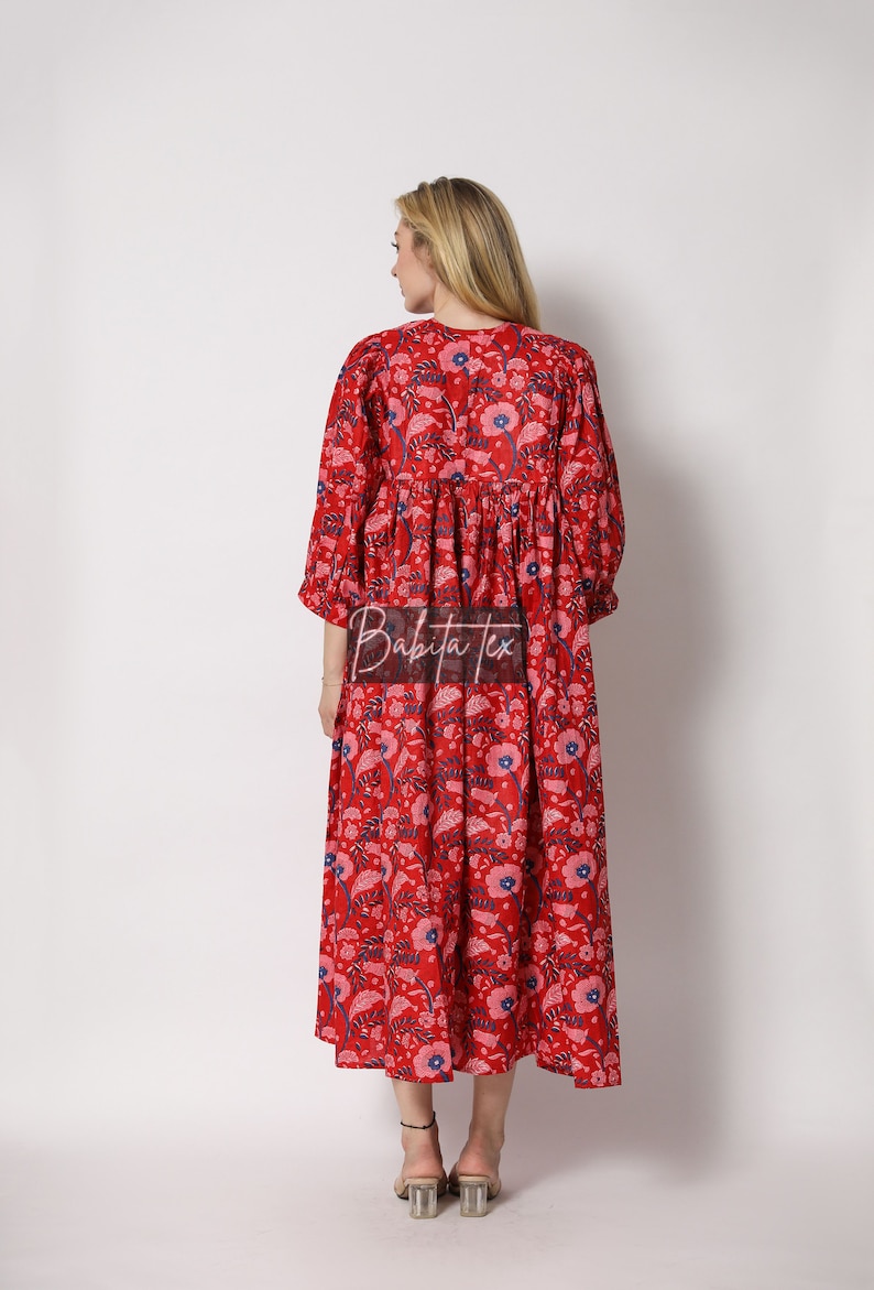 Puede incluir: Un vestido maxi rojo con estampado floral. El vestido tiene una cintura fruncida y mangas 3/4. El vestido est&aacute; hecho de algod&oacute;n y es perfecto para el verano.
