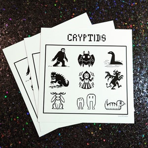 Może przedstawiać: Czarno-biały wydruk z napisem "Cryptids" u góry. Wydruk przedstawia osiem różnych kryptyd, w tym Bigfoota, potwora z Loch Ness i Diabła z Jersey.