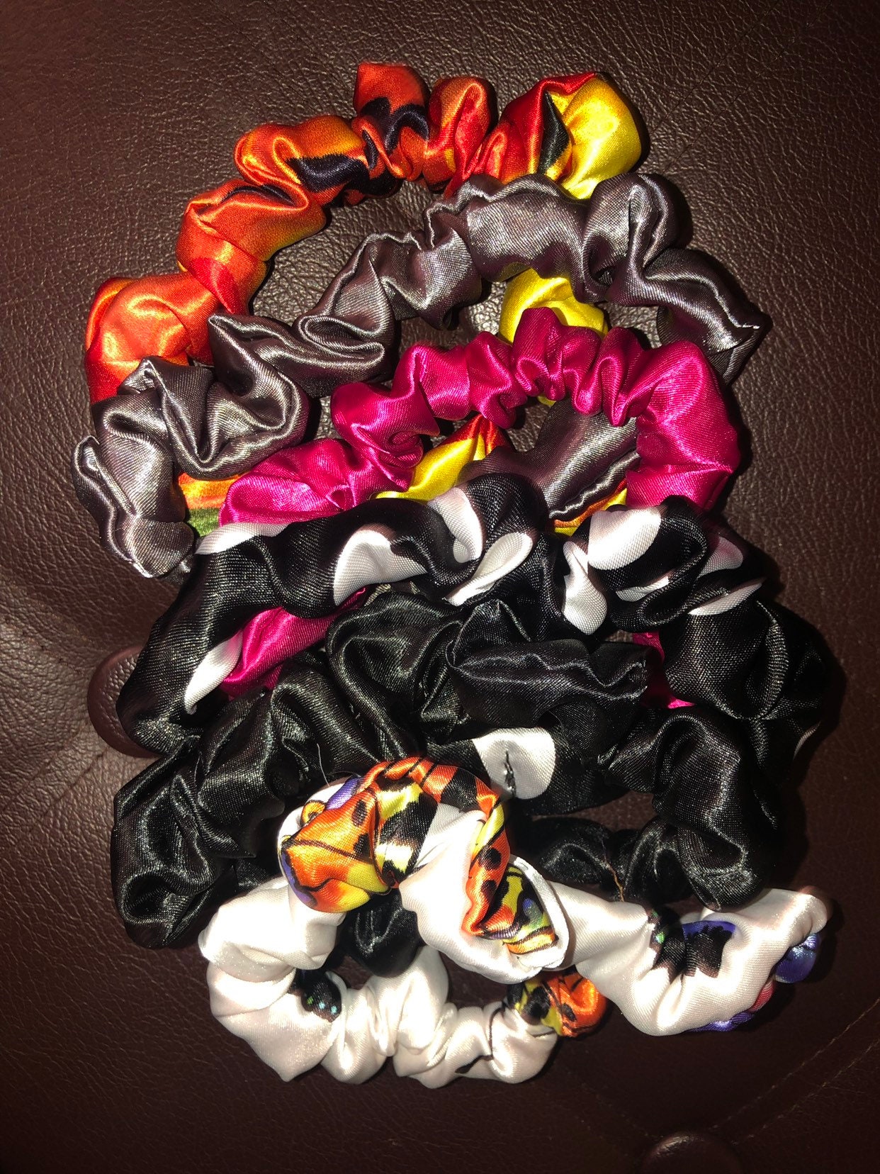 Scrunchies En Satin Soyeux Fait Main - Taille Moyenne - Blanc - Éco-friendly - Fabriqué Au Royaume-Uni