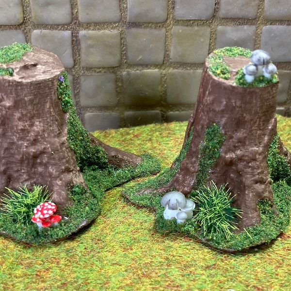 Souche/tronc d'arbre féerique miniature avec champignons sur diorama, maison de poupée, boîte de chambre, vignettes à l'échelle 1/12