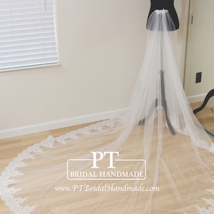 Puede incluir: Un velo de novia blanco con un borde de encaje. El velo se muestra en un maniquí y está sobre un suelo de madera. El texto "PT Bridal Handmade" y "www.PTBridalHandmade.com" es visible en el velo.
