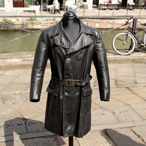 Kurzer, zweireihiger schwarzer Ledermantel aus den 1970er Jahren, Größe M