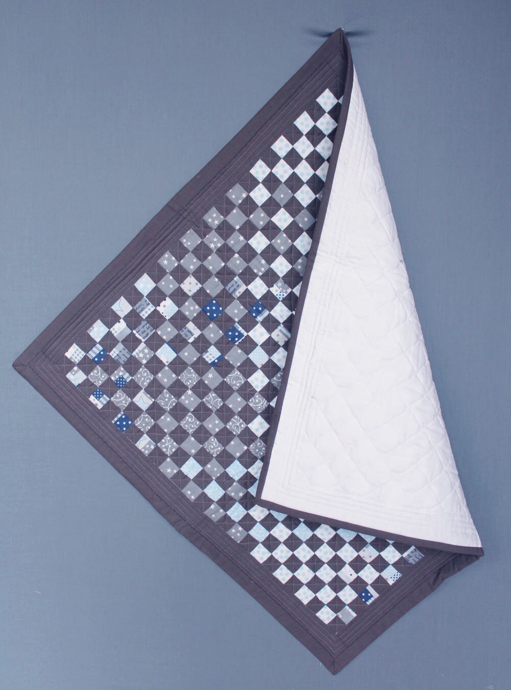 Couverture Bébé/Quilt Patchwork - Damier Gris Bleu Clair Blanc