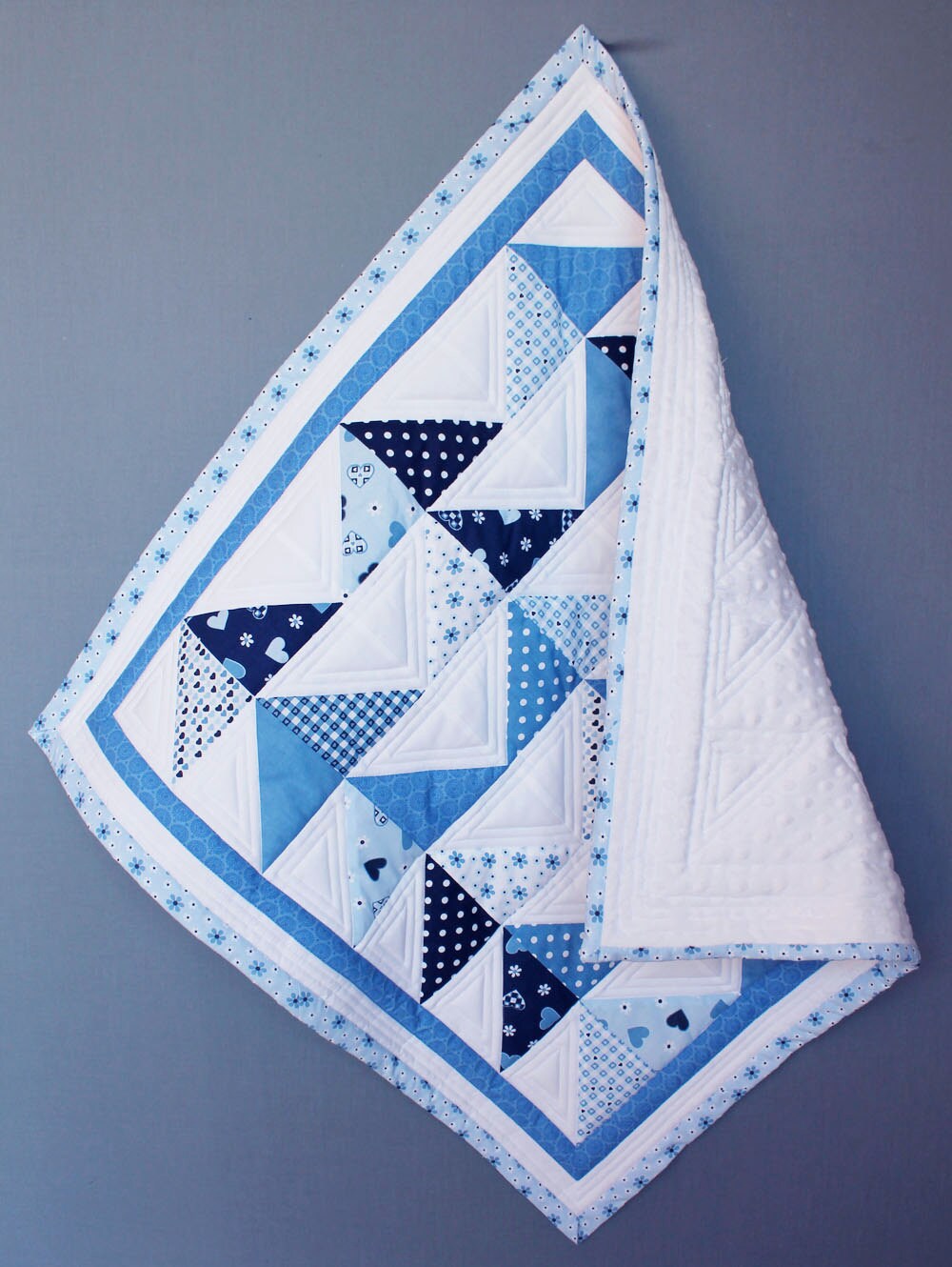 Couverture Bébé Fait Main/Quilt Patchwork - Bleu et Blanc Minky Triangles