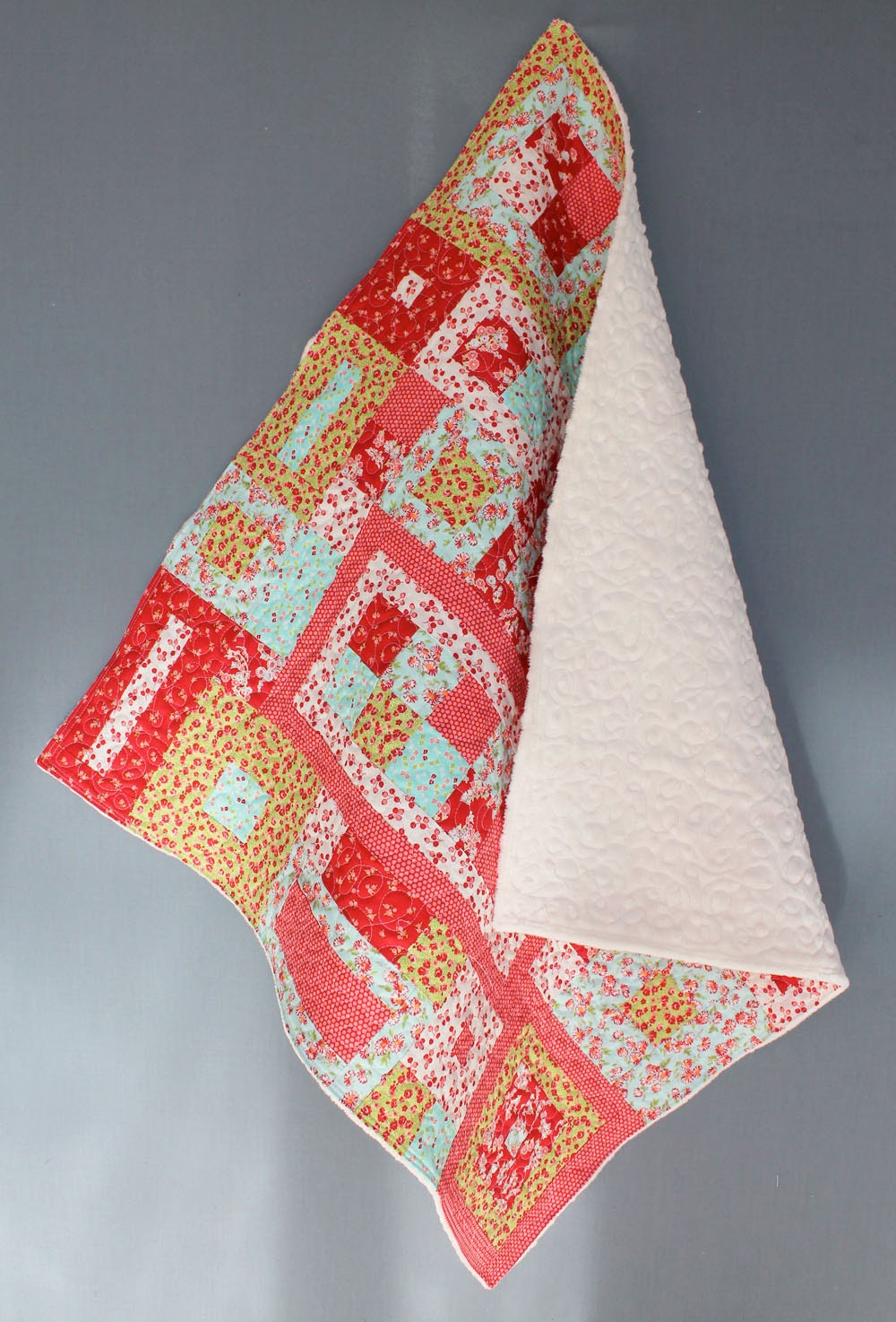 Couverture Bébé Fait Main/Quilt Patchwork - Minky Beige Rouge Vert Turquoise Blanc Fleurs