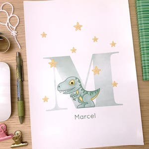 Lámina letra acuarela Dinosaurio. Ilustración infantil , ilustración bebé, Natalicio, lámina niño, decoración infantil