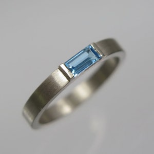 Ring 585 white gold with topaz baguette blue