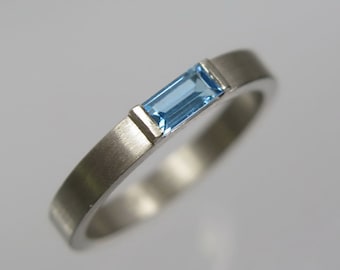 Bague en or blanc 585 avec topaze baguette bleue