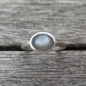 Bague en argent avec cabochon ovale en pierre de lune grise image 1