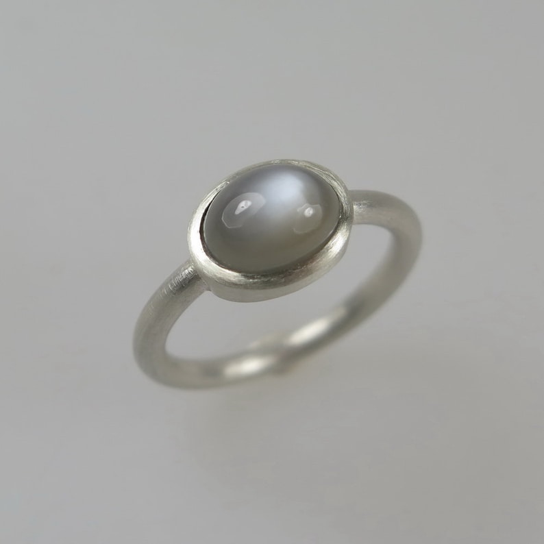 Bague en argent avec cabochon ovale en pierre de lune grise image 2