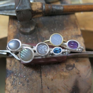 Bague en argent avec cabochon ovale en pierre de lune grise image 4