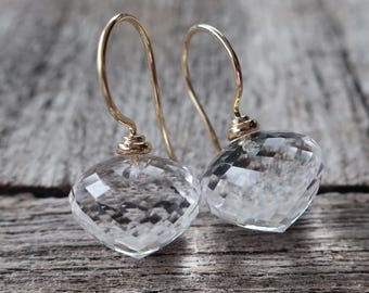 Örhängen i 585 guld, med bergskristall-lökdesign, 13 x 11 mm