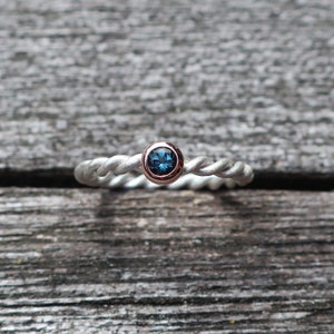 925 silver cord ring with London topaz in 585 red gold setting