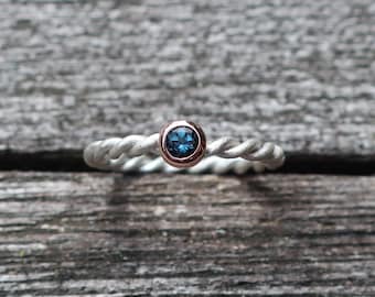 925 silver cord ring with London topaz in 585 red gold setting