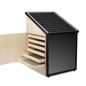 Könnte beinhalten: Ein solarbetriebener Lebensmitteltrockner mit einem Holzrahmen und fünf Tabletts. Die Tür ist geöffnet und zeigt die Tabletts im Inneren. Der Trockner hat ein schwarzes Solarpanel auf der Oberseite.