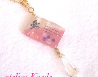 Pendentif « fantaisie fille dans le livre »