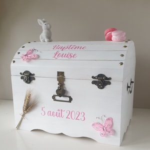 Urne baptême personnalisée, fille décor lapin, macaron et papillon , avec cadenas, Saperlipopette Création