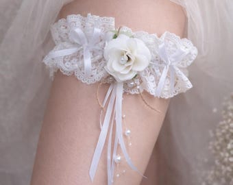 Jarretière mariage dentelle blanche avec fleur – Jarretière mariée romantique bohème avec perles et rubans