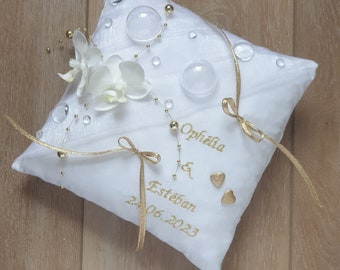 Coussin alliances personnalisé, mariage blanc et doré, décor orchidée, Saperlipopette Création