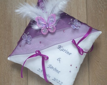 Coussin alliance personnalisé, décor mariage violet et blanc thème papillon, strass, perles, plumes, prénoms brodés