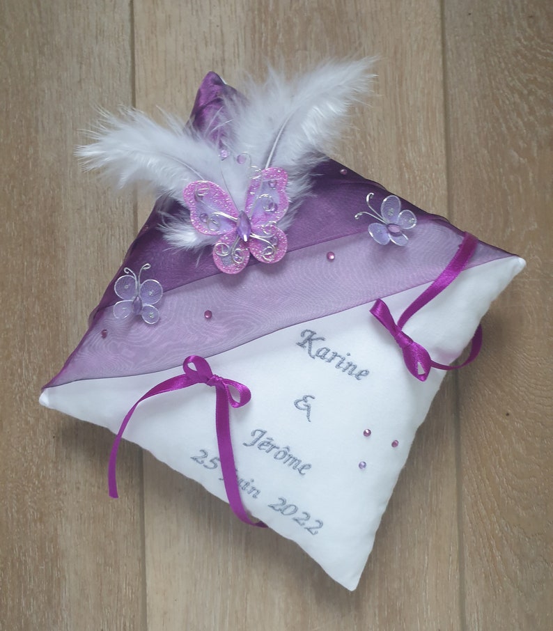 Coussin alliance personnalisé, décor mariage violet et blanc thème papillon, strass, perles, plumes, prénoms brodés image 1